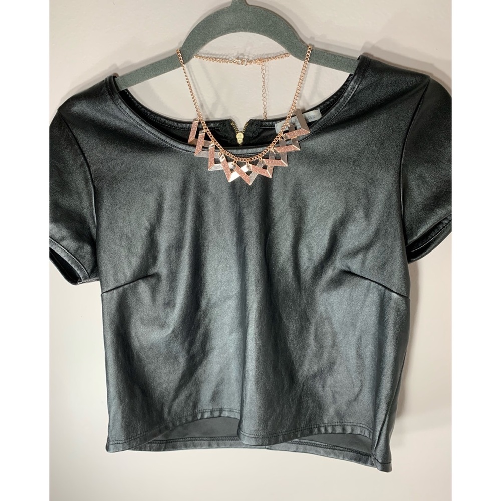 Black leather crop top✨